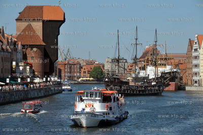Gdansk. Statek wycieczkowy Elzbieta bialej floty Zeglugi...