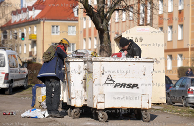Gdańsk Wrzeszcz. Ul. Paryzantów.  Śmietniki i poszukiwacze...
