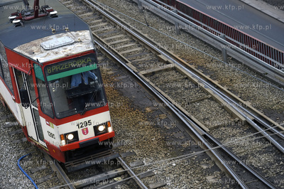 Gdańsk. Węzeł Okopowa. Tramwaj 105n  na ul. Okopowej....