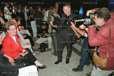 Sopot Festiwal. Irena Santor i fotoreporterzy. 24.08.2002...