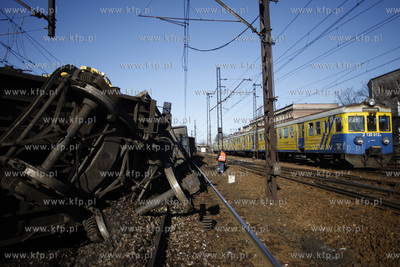 Wykolejony pociag towarowy. Sklad wypadl z szyn  miedzy...