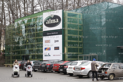 Sopot. Delikatesy Alma przy ul Sikorskiego.
25.03.2011
fot....