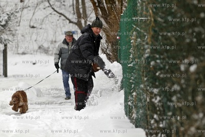Sopot. Atak zimy. Nz. Elzbieta Braglewicz odsnieza...
