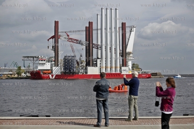 Port Gdynia. Statek - jednostka sluzaca budowie morskich...