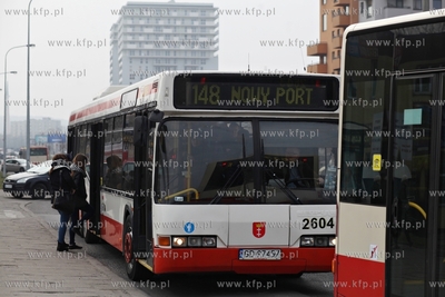 Autobus Neoplan linii 148 na przystanku przy ul. Obrońców...