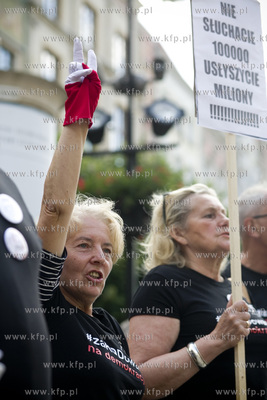 Gdańsk. Długi Targ. Milczący protest KOD-u przeciw...