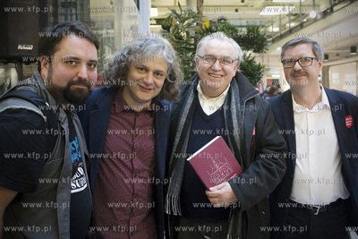 25. Finał WOŚP w C.H. Manhattan. Nz. licytacja między...