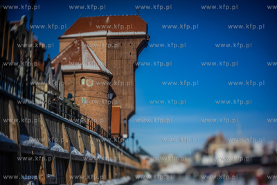 Tłumy spacerowiczów na zamarzniętej Motławie w...