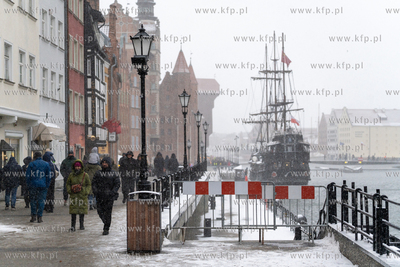 Z powodu utrzymującego się sztormu i silnego wiatru...