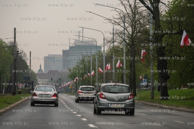 Gdańsk. Flagi Polski  przy ulicy Al. Zwycięstwa....