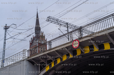 Gdańsk Wrzeszcz, Wiadukt kolejowy w pobliżu skrzyżowania...