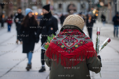 Gdańsk, ul. Długa. Kwiaciarka sprzedaje kwiaty w...