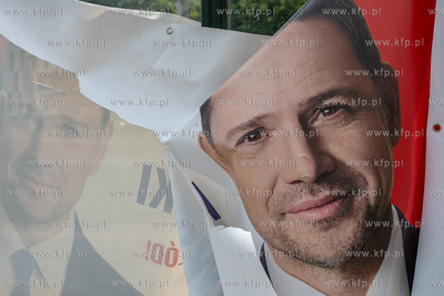 Gdańsk. Wybory Prezydenckie 2025. Nz. Zniszczony plakat...
