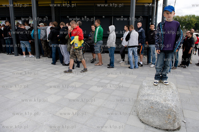 Gdansk. Stadion PGE Arena. Kolejka kibiców po bilety...