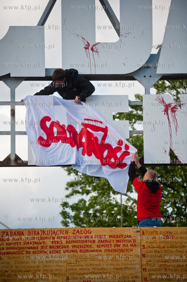 Gdansk. Happening przed Brama Historyczna nr 2 Stoczni...