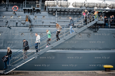 Port w Gdyni. Tlum ludzi oglada i zwiedza zacumowane...