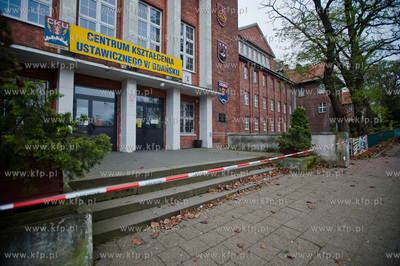 Gdansk. Zabezpieczony przez Policje teren Centrum Ksztalcenia...