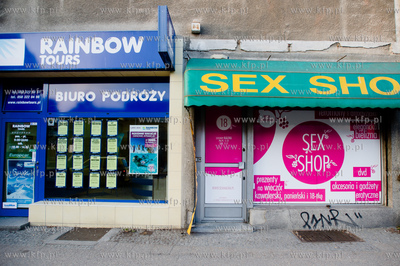 Gdansk. Ul. Podwale Staromiejskie. Szyldy i reklamy...