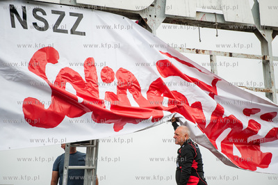 Gdansk. Zwiazkowcy wieszaja tranparent NSZZ Solidarnosc...