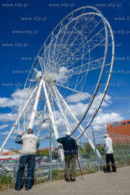 Gdansk. Montaz kola widokowego na Wyspie Spichrzow.
18.05.2015
fot....