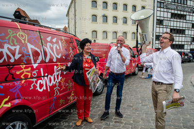 Gdansk. Szafarnia. Lato z SLD. Przedstawiciele Sojuszu...