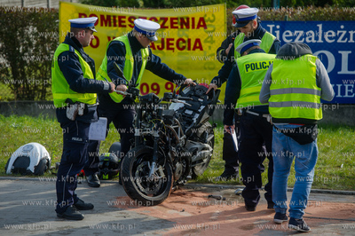 Gdansk. Wypadek drogowy auta i dwoch motocykli na ulicy...
