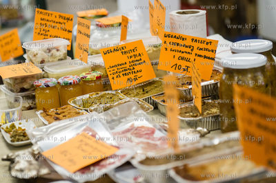 Gdansk. Hala postoczniowa przy ul. Doki 1. BioBazar...