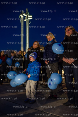 Gdansk. Podswietlona na niebiesko fasada Europejskiego...