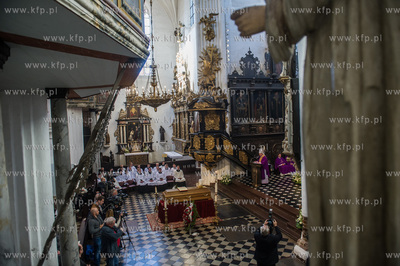 Gdansk. Katredra Oliwska. Wprowadzenie trumny z cialem...