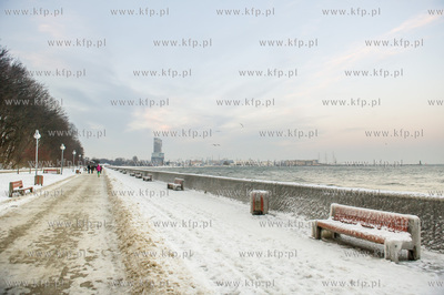 Gdynia. Zimowa, mroźna pogoda na Bulwarze Nadmorskim...