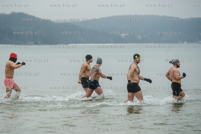 Plaża w Sopocie. Charytatywne morsowanie, w czasie...