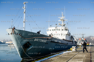 Port Wojenny w Gdyni Oksywiu. ORP Arctowski z grupą...