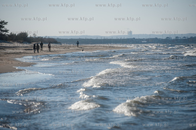 Gdańsk. Słoneczna, jednak mroźna pogoda na plaży...
