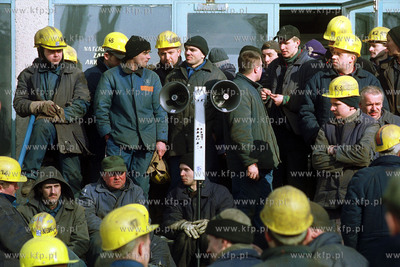 Drugi dzien strajku w Stoczni Gdynia S.A.19.02.2002fot....