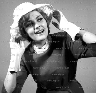 Modelka prezentuje mode lat 60-tych. 1963 (003256z)...