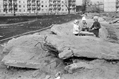 Zabawa na osiedlu w Gdańsku Brzeżnie Łozach. 
26.03.1977
5marzec77_z.kosycarz_p45
Fot....