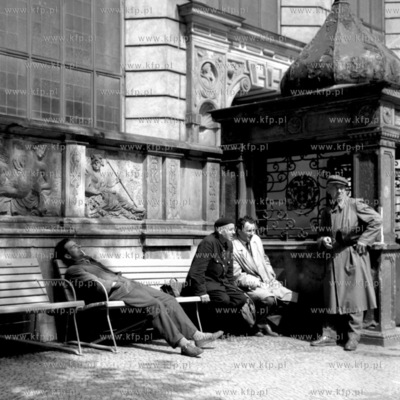 Czas wolny na ławce na Długim Targu w Gdańsku. (lata60)19610002211zFot....