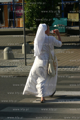 Upaly w Gdyni. Nz. Zakonnica pijaca zimny napoj.
07.07.2006
fot....