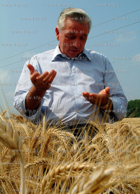 Minister Rolnictwa Andrzej Lepper wizytuje pola w Karnieszewicach...
