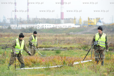 Saperzy z firmy EXPLOSIVE przeczesuja tereny pod budowe...