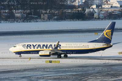 Gdansk, Rebiechowo. Zima na lotnisku. Nz. Boeing 737-8AS...