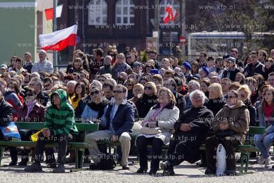 Transmisja uroczystosci pogrzebowych Pary Prezydenckiej,...