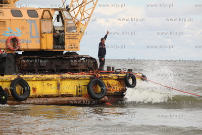 Sopot. Silny polnocny wiatr towarzyszacy sztormowi...