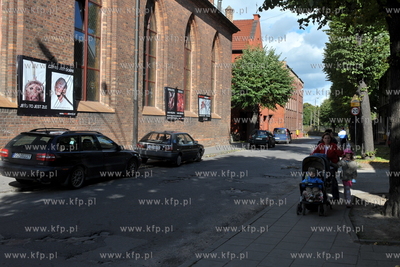 Gdansk Orunia. Antyaborcyjna wystawa na scianach kosciola...