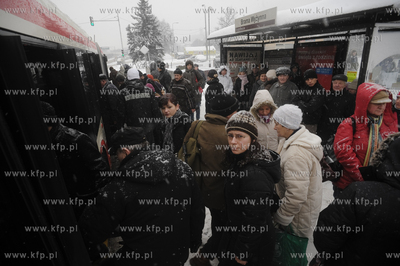 Obfite opady sniegu sparalizowaly Gdansk. Tlum ludzi...