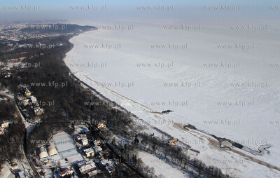 Zdjecia lotnicze zamarznietej Zatoki Gdanskiej. Nz....