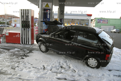 Slupsk. Seat Ibiza uderzyl w dystrybutor na stacji...