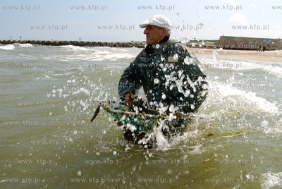 Piotr Grochala z Ustki zajmuje sie zawodowo polawianiem...