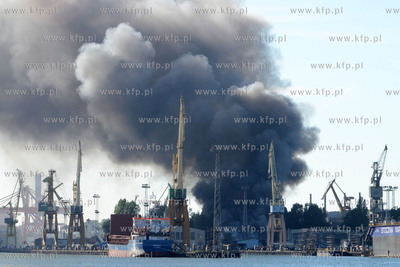 Pozar hali na terenie stoczni Marynarki Wojennej w...