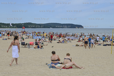 Sopot. Plaza w sezonie pelna plazowiczow i parawanow....